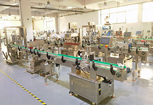 貼標(biāo)機(jī)自動(dòng)灌裝機(jī)生產(chǎn)車(chē)間